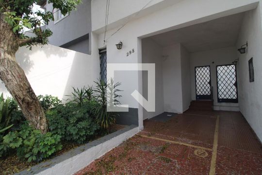 Fachada de casa para alugar com 1 quarto, 29m² em Vila Arriete, São Paulo