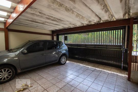 Garagem de casa à venda com 2 quartos, 170m² em Quitaúna, Osasco