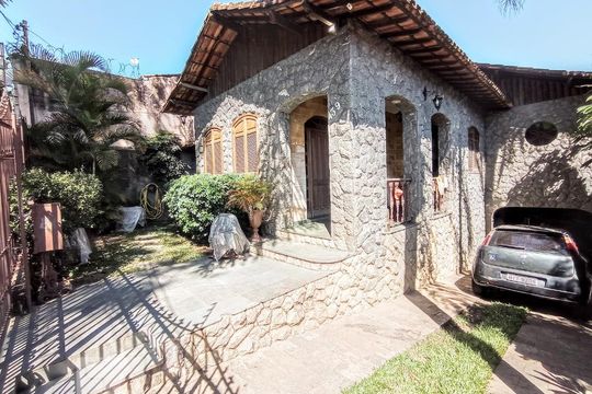 Casa à venda com 3 quartos, 240m² em Santa Amelia, Belo Horizonte