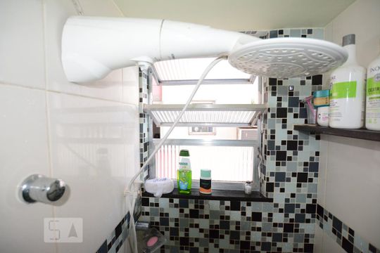 Banheiro Social - chuveiro de apartamento à venda com 2 quartos, 55m² em Irajá, Rio de Janeiro