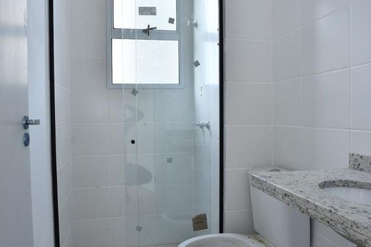 Banheiro de apartamento para alugar com 2 quartos, 45m² em Curicica, Rio de Janeiro