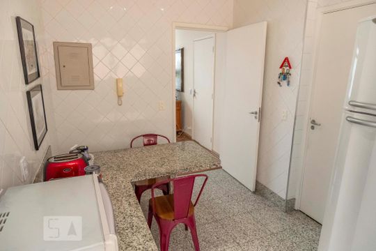 Cozinha de apartamento para alugar com 3 quartos, 197m² em Pinheiros, São Paulo