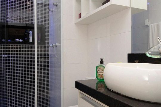 Banheiro de kitnet/studio para alugar com 1 quarto, 65m² em Centro, São Paulo