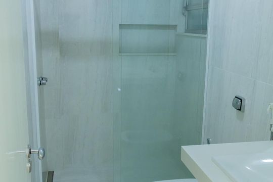 banheiro da suíte de apartamento à venda com 3 quartos, 130m² em Tijuca, Rio de Janeiro