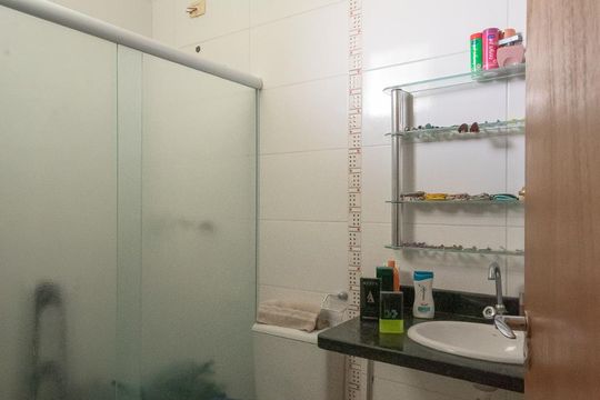 Banheiro da Suíte de casa à venda com 3 quartos, 114m² em Parque Jambeiro, Campinas