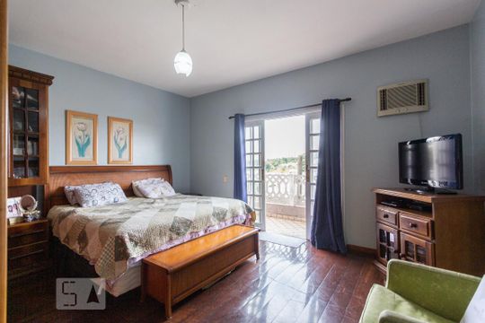 Suíte de casa à venda com 4 quartos, 246m² em Parque Industrial das Oliveiras, Taboão da Serra