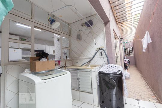 Lavanderia de casa à venda com 4 quartos, 246m² em Parque Industrial das Oliveiras, Taboão da Serra