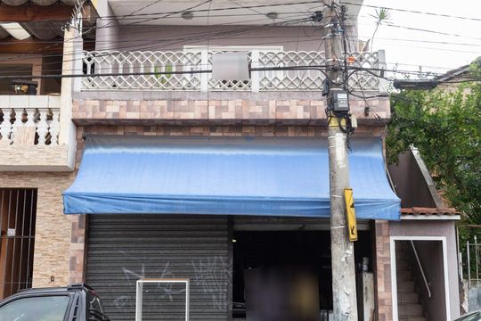Fachada 2 - Segunda entrada de casa à venda com 4 quartos, 246m² em Parque Industrial das Oliveiras, Taboão da Serra