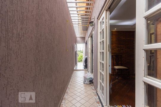 Corredor Externo de casa à venda com 4 quartos, 246m² em Parque Industrial das Oliveiras, Taboão da Serra