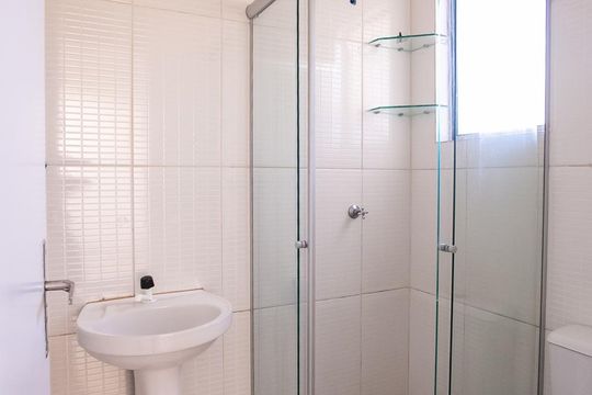 Banheiro de apartamento à venda com 2 quartos, 41m² em Glória, Porto Alegre