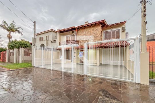 Fachada de casa à venda com 5 quartos, 356m² em Ipanema, Porto Alegre