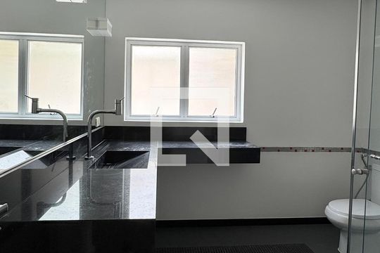 Banheiro da Suíte 2 de casa de condomínio para alugar com 3 quartos, 400m² em Alphaville, Santana de Parnaíba