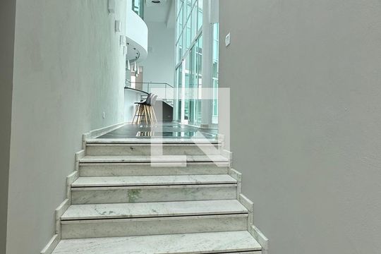 Escada de casa de condomínio para alugar com 3 quartos, 400m² em Alphaville, Santana de Parnaíba