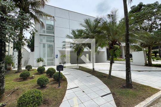 Fachada de casa de condomínio para alugar com 3 quartos, 400m² em Alphaville, Santana de Parnaíba