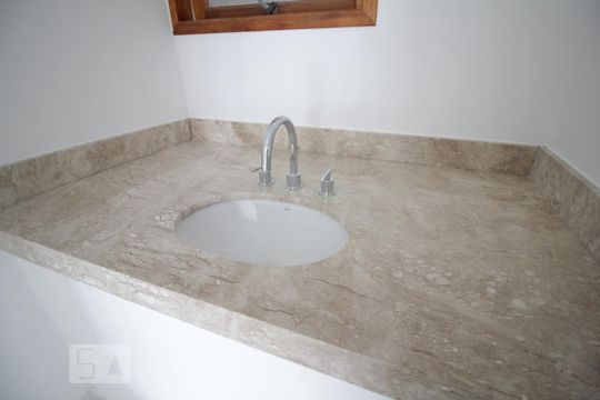 Pia de casa para alugar com 3 quartos, 185m² em Paraíso do Morumbi, São Paulo
