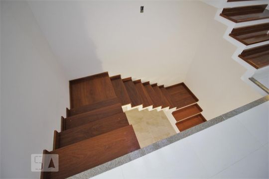 Escadas de casa para alugar com 3 quartos, 185m² em Paraíso do Morumbi, São Paulo