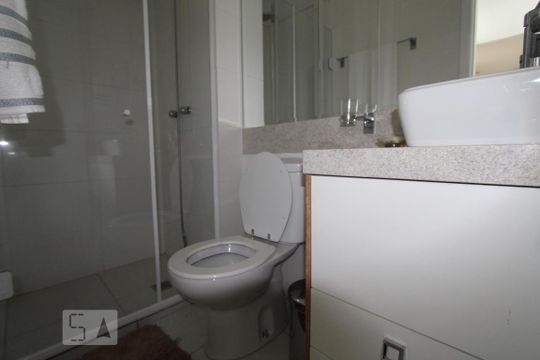 Banheiro de kitnet/studio para alugar com 1 quarto, 30m² em Santa Quitéria, Curitiba