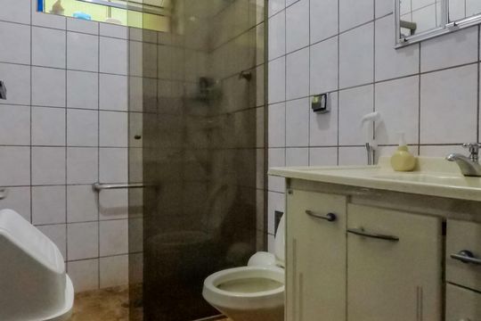 Banheiro de casa à venda com 3 quartos, 170m² em Chácara Inglesa, São Paulo