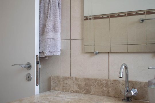 Banheiro 1 de apartamento para alugar com 2 quartos, 92m² em Jardim Botânico, Porto Alegre