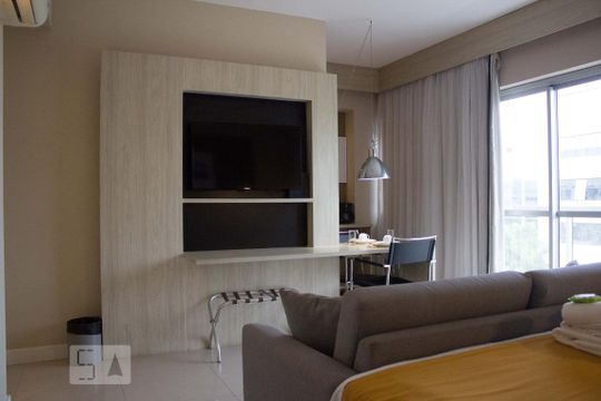 Sala/Quarto de apartamento para alugar com 2 quartos, 69m² em Barra da Tijuca, Rio de Janeiro