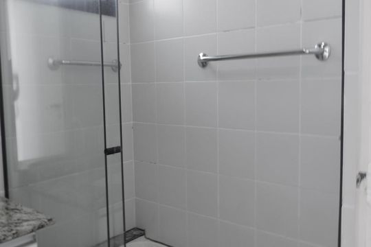 Suite 1 - Banheiro Box de apartamento para alugar com 2 quartos, 80m² em Agronômica, Florianópolis