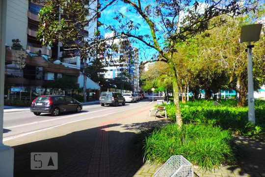 Vista da Rua de apartamento para alugar com 2 quartos, 80m² em Agronômica, Florianópolis