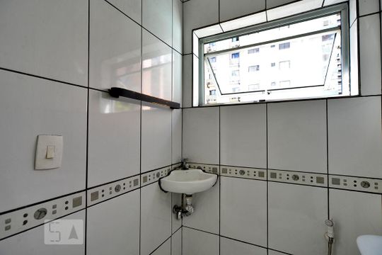 Banheiro de kitnet/studio para alugar com 1 quarto, 50m² em Perdizes, São Paulo