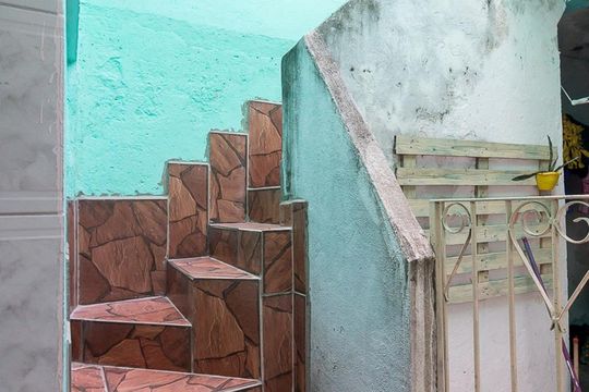 Escada de acesso à casa de casa para alugar com 2 quartos, 80m² em Jardim Teresópolis, Guarulhos