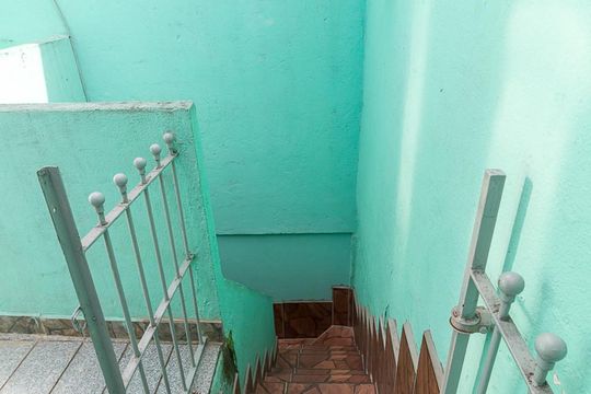 Escada de acesso à casa de casa para alugar com 2 quartos, 80m² em Jardim Teresópolis, Guarulhos