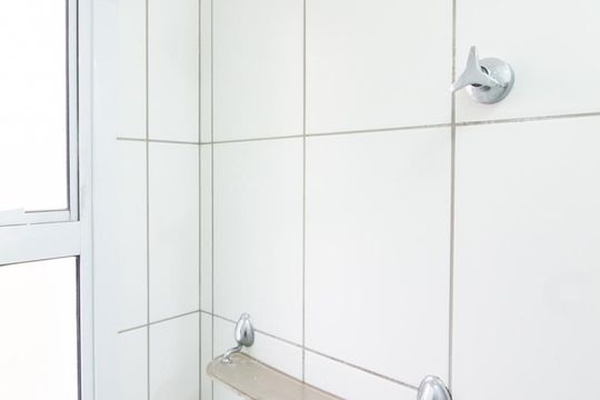 Detalhe banheiro de apartamento para alugar com 2 quartos, 52m² em Jardim Flor da Montanha, Guarulhos
