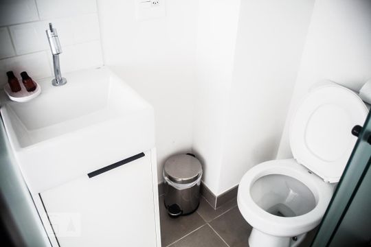 Banheiro de kitnet/studio para alugar com 1 quarto, 10m² em Vila Buarque, São Paulo
