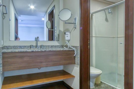 Banheiro de kitnet/studio para alugar com 1 quarto, 40m² em Centro, São José dos Pinhais