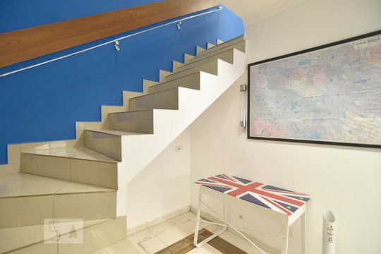 Escada entre sala e salão - parte frontal de casa para alugar com 6 quartos, 417m² em Vila Prudente, São Paulo