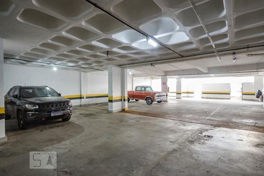 Garagem de kitnet/studio para alugar com 1 quarto, 45m² em Estoril, Belo Horizonte