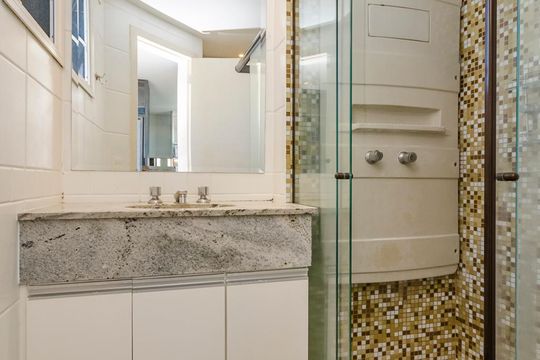Banheiro de kitnet/studio para alugar com 1 quarto, 45m² em Estoril, Belo Horizonte