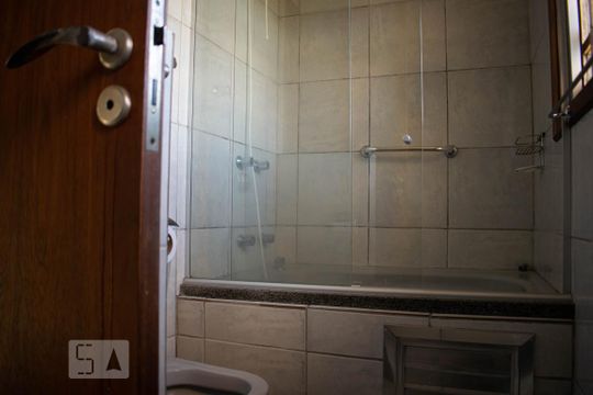 Banheiro Suíte de casa à venda com 4 quartos, 224m² em Medianeira, Porto Alegre