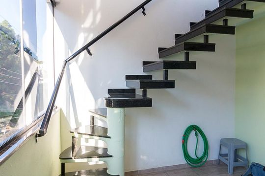 Escadas para o terraço de casa à venda com 2 quartos, 230m² em Parque Continental Ii, Guarulhos