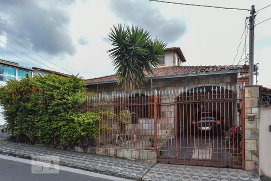Fachada de casa à venda com 9 quartos, 300m² em Betânia, Belo Horizonte