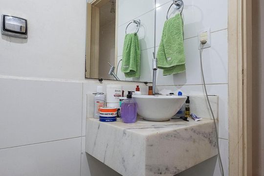 Banheiro de apartamento à venda com 1 quarto, 33m² em Pinheiros, São Paulo
