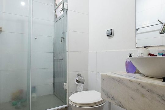 Banheiro de apartamento à venda com 1 quarto, 33m² em Pinheiros, São Paulo