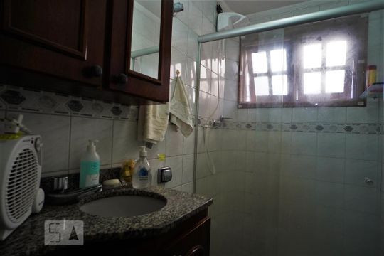 Banheiro de apartamento à venda com 2 quartos, 64m² em Rio Branco, Porto Alegre