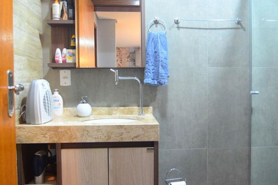 Banheiro de casa de condomínio à venda com 2 quartos, 605m² em Mato Grande, Canoas