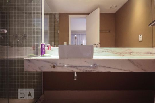 Banheiro da Suíte de apartamento para alugar com 2 quartos, 60m² em Barra da Tijuca, Rio de Janeiro