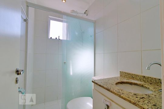 Banheiro de apartamento à venda com 2 quartos, 49m² em Parque Albina, Taboão da Serra