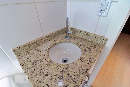 Banheiro de apartamento à venda com 2 quartos, 49m² em Parque Albina, Taboão da Serra