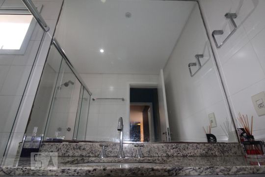Banheiro 1 social de apartamento para alugar com 2 quartos, 70m² em Santa Paula, São Caetano do Sul