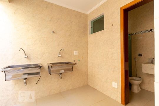 Área de Serviço de casa para alugar com 4 quartos, 470m² em Chaves, Uberlândia