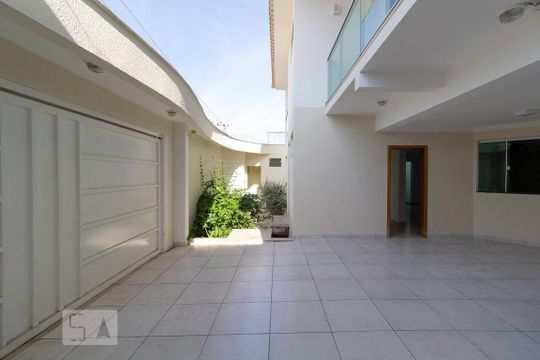 Garagem de casa para alugar com 4 quartos, 470m² em Chaves, Uberlândia