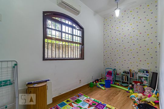 Quarto 1 de casa à venda com 3 quartos, 600m² em Pechincha, Rio de Janeiro
