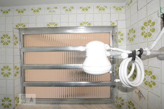 Banheiro Social- janela de apartamento à venda com 2 quartos, 70m² em Olaria, Rio de Janeiro